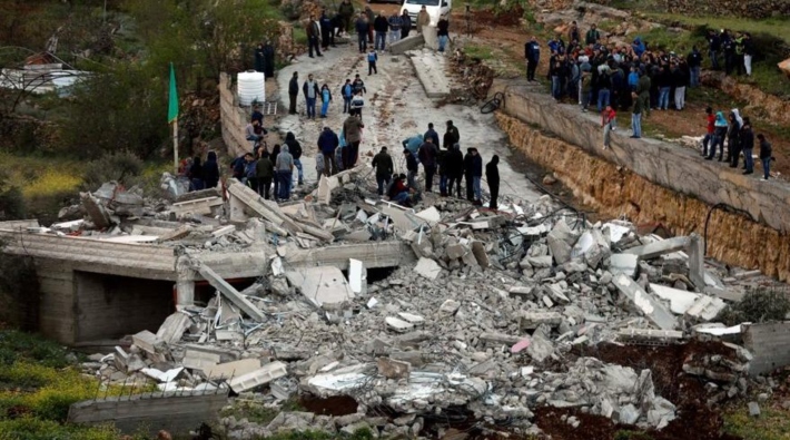 İsrail ordusu bir Filistinlinin evini yıktı