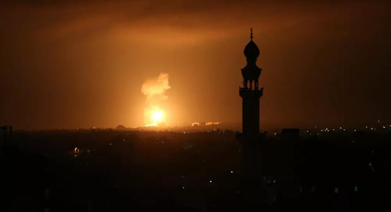 İsrail topçuları Gazze'de Hamas mevkilerini bombaladı