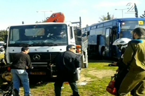 İsrail'de kamyon kalabalığın arasına girdi: En az 3 ölü