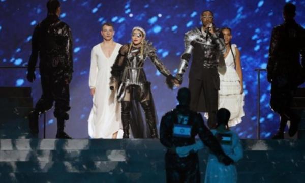 İsrail'deki Eurovision finalinde Madonna'nın dansçısından Filistin bayrağı