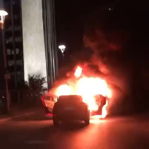 İsrail'i protesto etmek için başkonsolosluk önünde otomobil yaktı