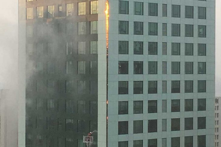 İstanbul Maslak'ta bir gökdelende yangın çıktı! İtfaiye müdahale ediyor