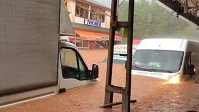 İstanbul'a giden 45 yolcu sel nedeniyle mahsur kaldı!