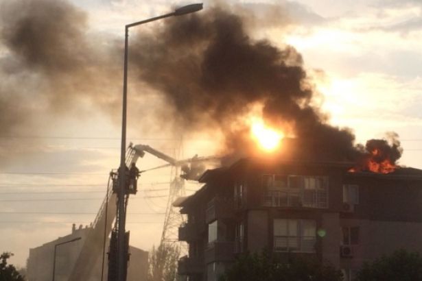 İstanbul'da 5 katlı bir binanın çatısında yangın çıktı