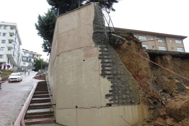 İstanbul'da bir ilkokulun duvarı çöktü