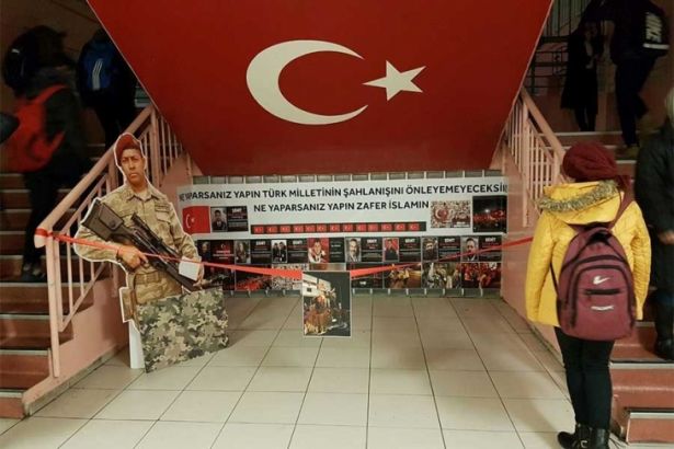  İstanbul'da bir ilkokula asılan 'Zafer İslam'ın' pankartına tepki