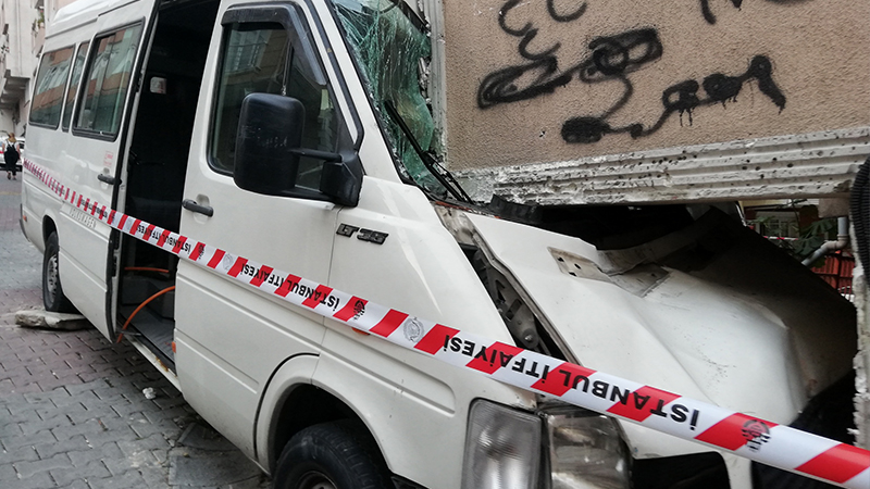 İstanbul'da bir minibüs evin duvarına çarptı