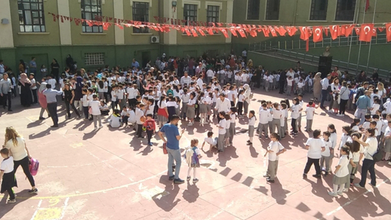 İstanbul'da depremden zarar gören 29 okulda eğitime bir gün ara verildi