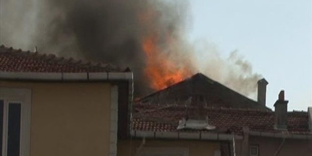 İstanbul'da eve yıldırım düştü! Ev yandı...