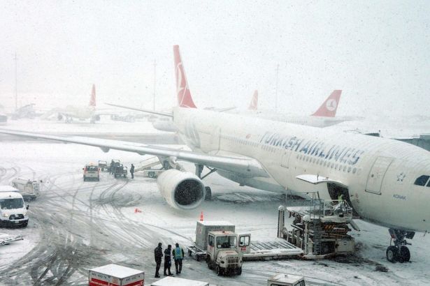 İstanbul'da kar yağışı beklentisi nedeniyle THY uçuşlarını iptal etti