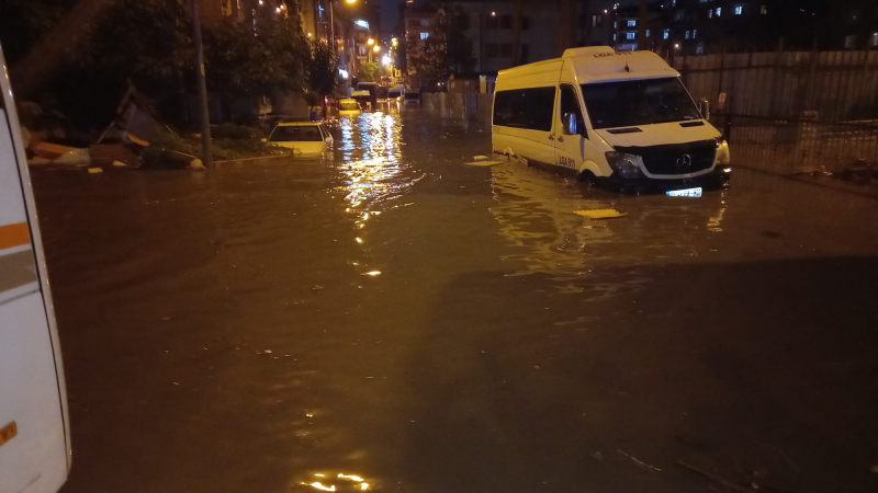 İstanbul’da Küçükçekmece Gölü taştı: Sele kapılanlar olduğu iddia ediliyor