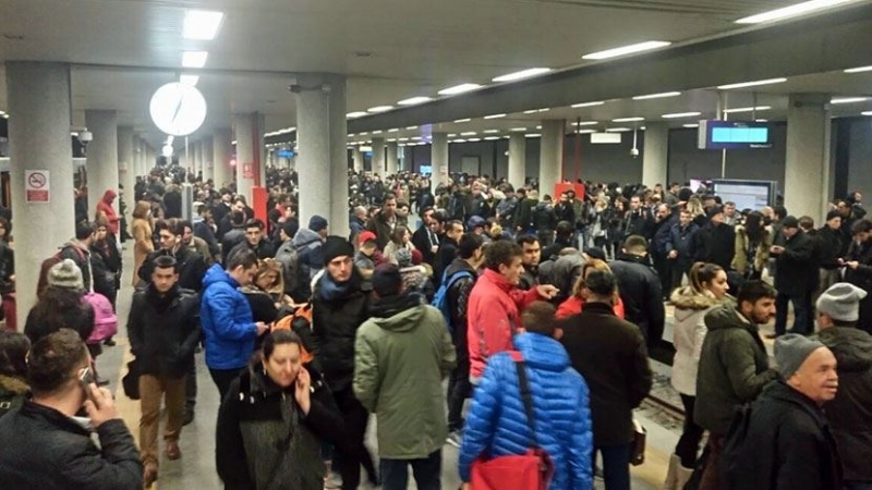 İstanbul'da metro arızası izdiham yarattı! Yolcular tepkili