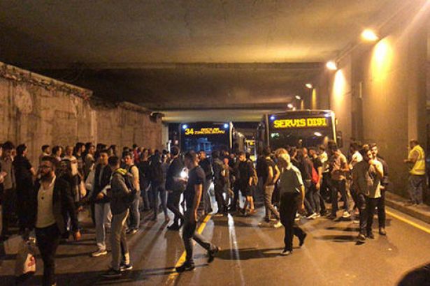 İstanbul'da metrobüs protestosu: Yolcular yolu kapattı