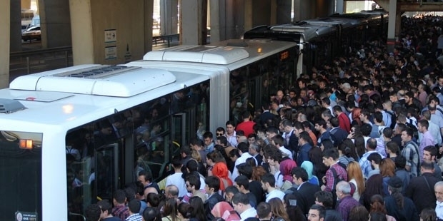 İstanbul'da metrobüs sapığı paniği!