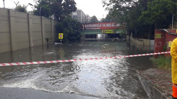 İstanbul'da yağış sonrası araçlar mahsur kaldı, seferler durdu!