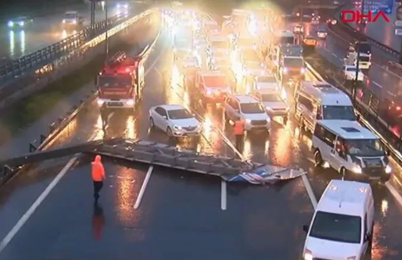 İstanbul'da yön tabelası yola devrildi: Araçlar kaza yaptı