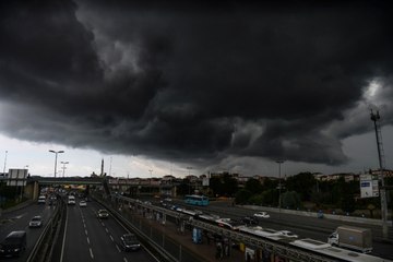 İstanbul'u gündüzü geceye döndüren kara bulutlar kapladı