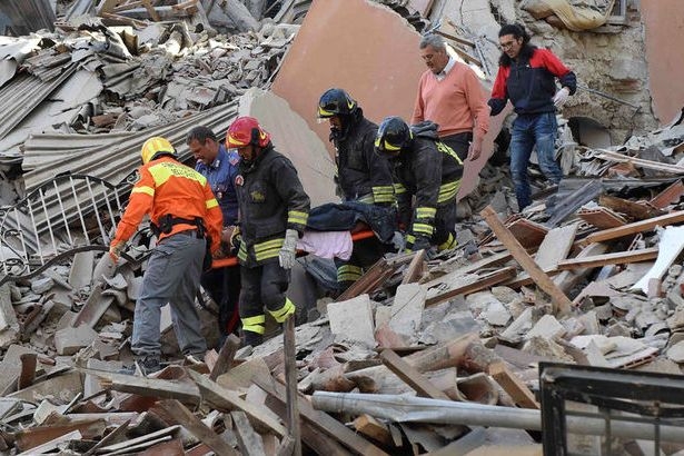 İtalya depreminde ölenlerin sayısı 284'e yükseldi!