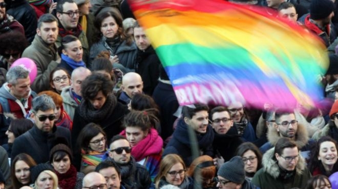 İtalya'da eşcinsel medeni birliktelik yasası kabul edildi!