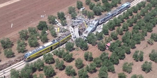 İtalya'da iki tren çarpıştı! 10 ölü, onlarca yaralı...