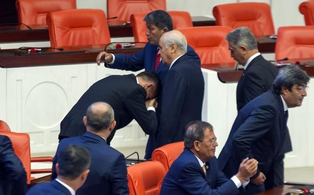 İyi Parti milletvekili Bahçeli’nin elini öptü
