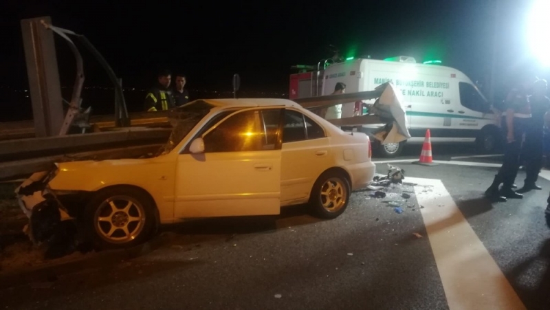 İzmir-İstanbul Otoyolu’nda araç bariyerlere girdi :3 ölü,2 yaralı