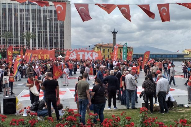 İzmir'de 1 Mayıs kutlaması için kitle toplanmaya başladı