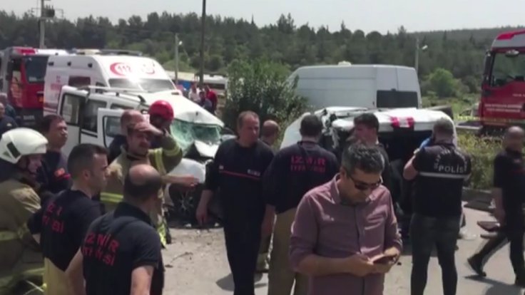 İzmir'de 2 otomobil çarpıştı: 7 ölü
