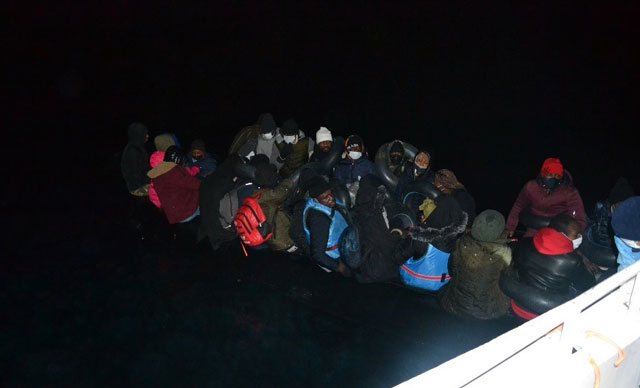 İzmir'de 36 kaçak göçmen kurtarıldı 