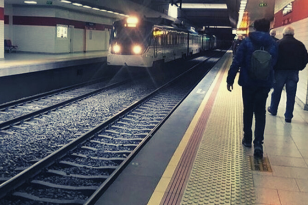 İzmir'de bir kişi trenin önüne atlayarak intihar etti