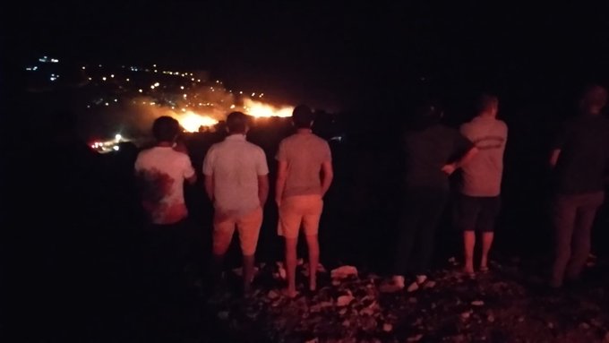 İzmir'de büyüyen yangın yazlık sitelere yaklaştı