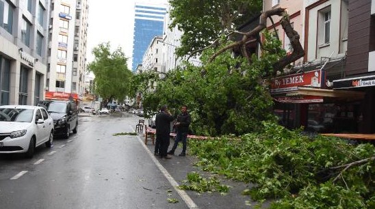 İzmir'de fırtına nedeniyle vapur seferleri yapılamıyor