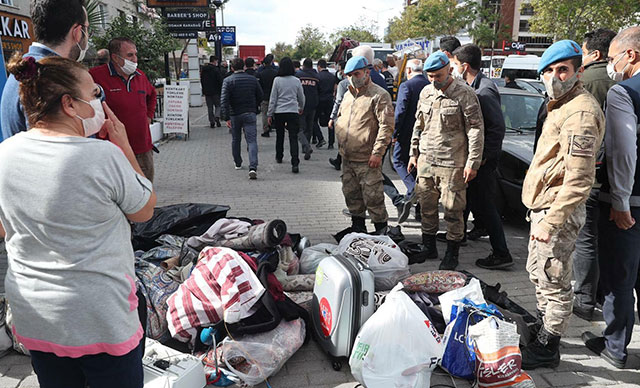 İzmir'de halk evlerinden güvenlik güçleri eşliğinde tahliye ediliyor