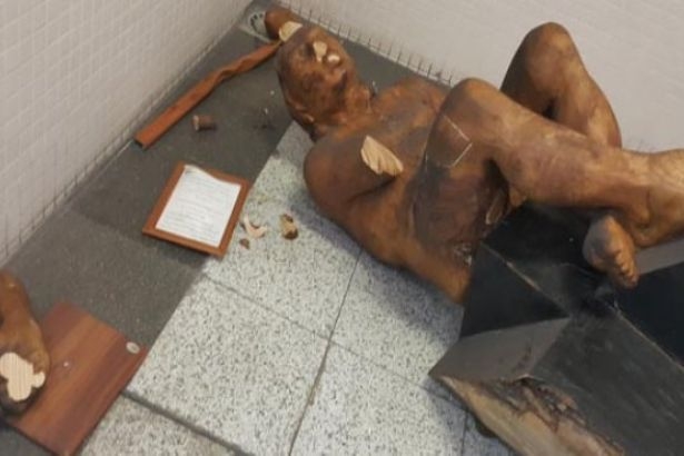 İzmir'de heykeli balyozla kırdılar!