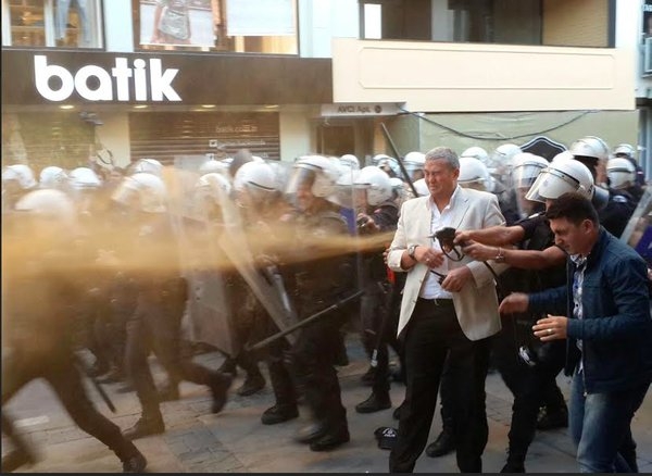 İzmir'de laiklik eylemine polis müdahalesi!