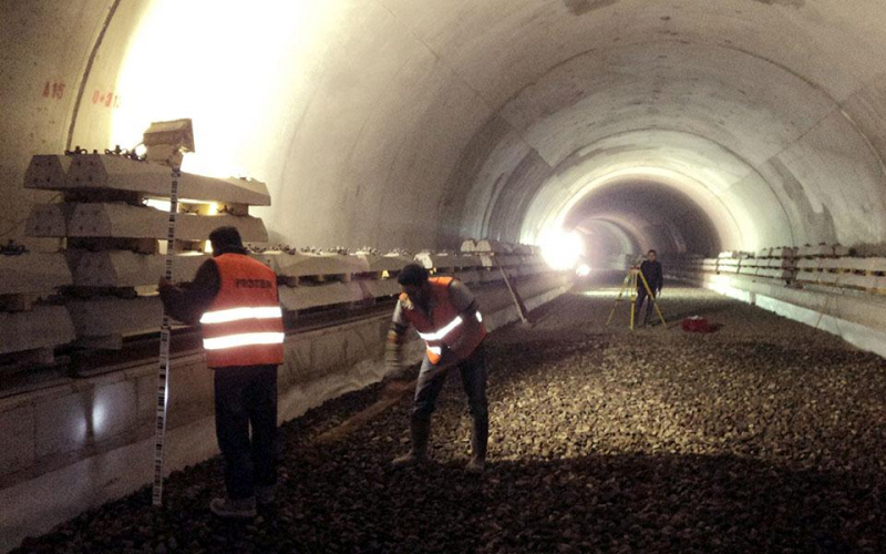 İzmir'de metro inşaatında çalışan bir işçi raylara sıkıştı, kolu kopan işçi hayatını kaybetti