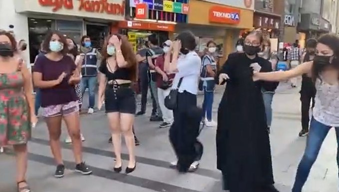 İzmir'de Taliban'ı protesto eden kadınlara soruşturma