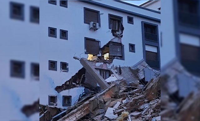 İzmir'de yıkılan hasarlı bina sağlam binanın üzerine çöktü 