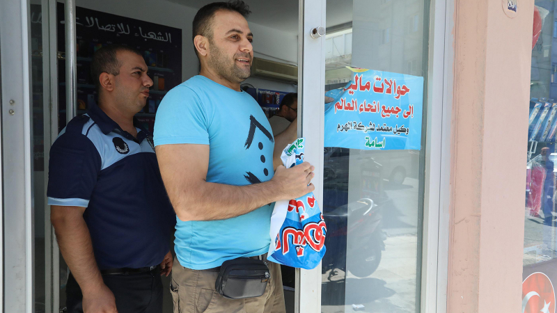 İzmir'de zabıta ekipleri Arapça tabelaları indirdi