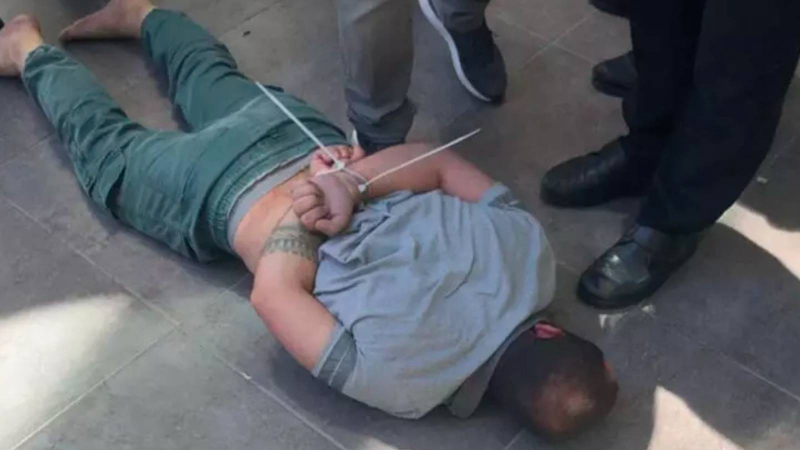 İzmir'de zihinsel engelli bir kişi Kuran yakma eylemiyle gündeme gelen İsveç'in Konsolosluğu'na silahlı saldırı düzenledi