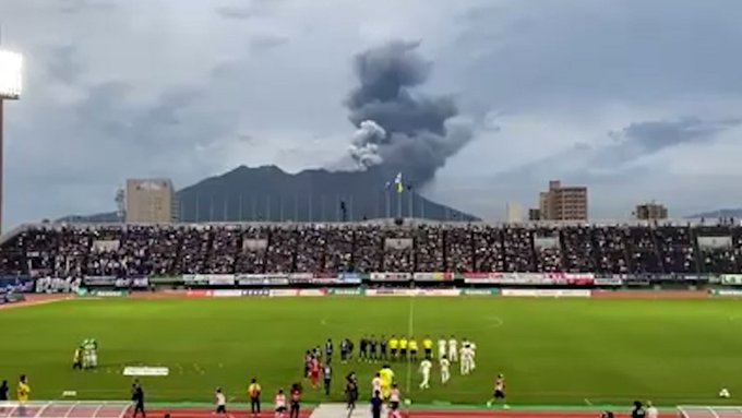 Japonya'da maç esnasında yanardağ patladı, hakem maçı devam ettirdi