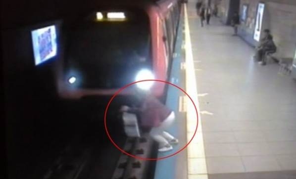 Kadıköy metrosunda bir kadın  böyle intihar etti!