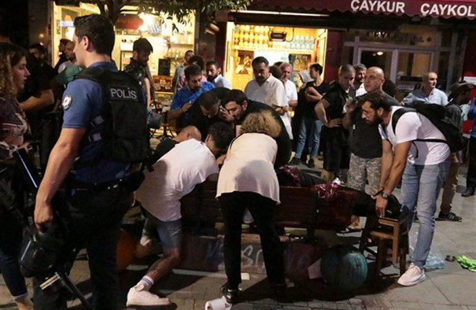 Kadıköy’de kayyım protestosuna bıçaklı saldırı: 1 kişi ağır yaralandı