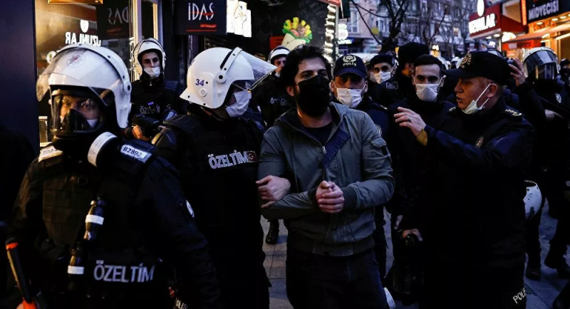 Kadıköy'deki eylemlerde gözaltına alınan 61 kişi adliyeye sevk edildi