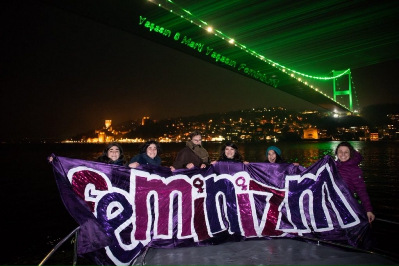 Kadınlar Boğaz Köprüsü’nden 8 Mart gece yürüyüşüne çağırdı