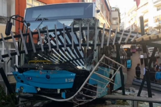 Kağıthane'de freni boşalan otobüs oyun parkına girdi