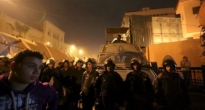 Kahire'de yüzlerce insan polis şiddetine karşı ayaklandı!