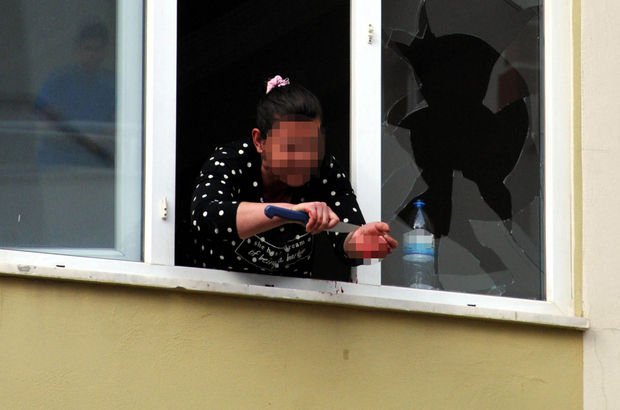 Kahramanmaraş'ta bir kadın evini ateşe verip bileklerini kesti