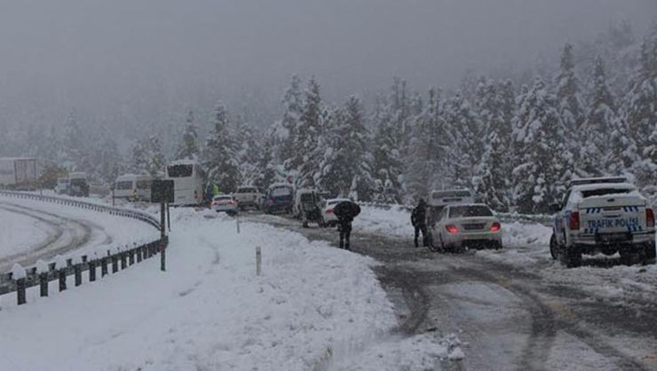 Kar ve tipi nedeniyle 31 kara yolu ulaşıma kapandı 