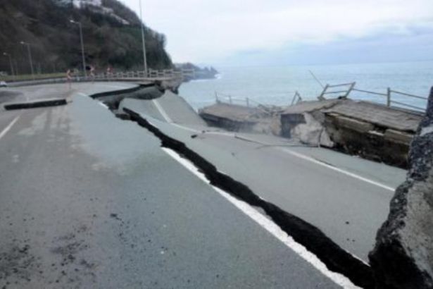Karadeniz Sahil Yolu'nda köprü çöktü, yol kapatıldı